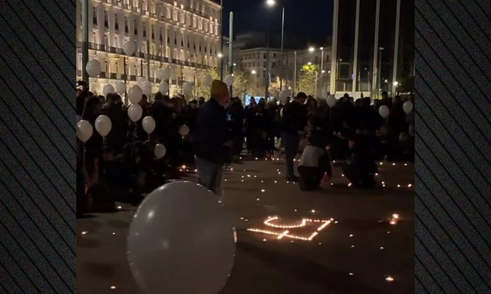 Καθιστική διαμαρτυρία για τα θύματα των Τεμπών στο Σύνταγμα - 57 λευκά μπαλόνια στον ουρανό για τις ψυχές που χάθηκαν